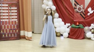 "Просьба ангелу" автор А.Петряшева
исполняет Новикова Ксения