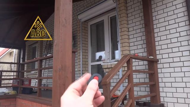 Как работают рольставни? Короб снят для понимания происходящего. смотреть онлайн