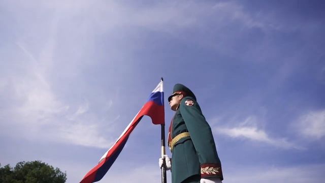 Военнослужащие Росгвардии поздравляют дорогих соотечественников с Днём российского флага!