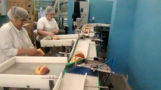 Работа автоматической линии упаковки с толкателями, пневмоцилиндры