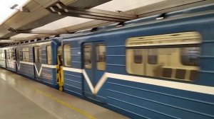 Перегонка 81-717/714.5П проезжает станцию метро Пионерская.