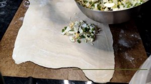 Вкусный пирог из слоеного теста. Пирог с яйцом и зеленым луком