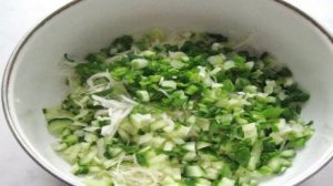 Салат  с огурцами и свежей капустой