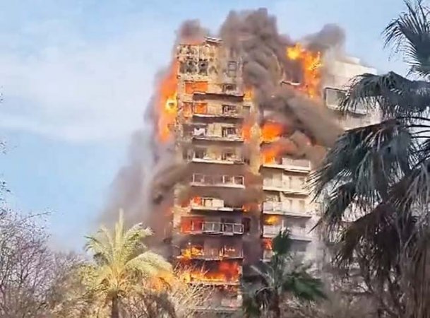 В испанской Валенсии загорелся 14-этажный жилой дом