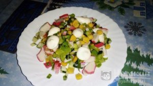 Летний салат с кукурузой, крабовыми палочками и листьями салата