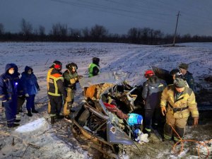 Трое взрослых и ребенок погибли под встречной фурой в Саратовской области