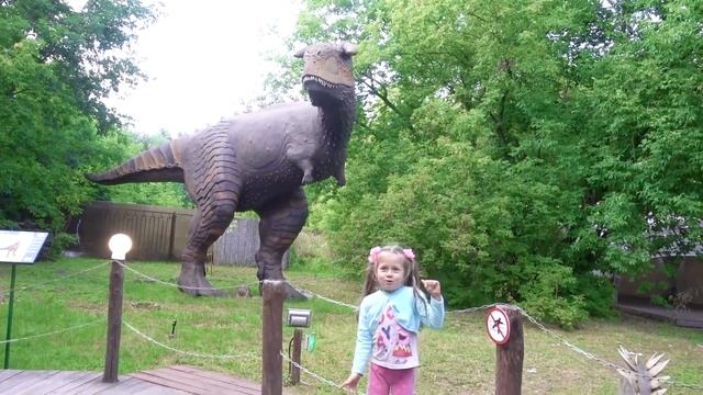 София в парке Сказка развлекается на детских аттракционах и с динозаврами смотреть онлайн