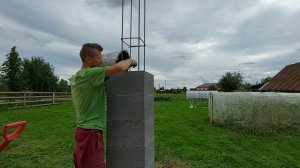 Строим дом сами. Колонны из керамзитобетонных блоков. Армопояс первого этажа. Дом в деревне.