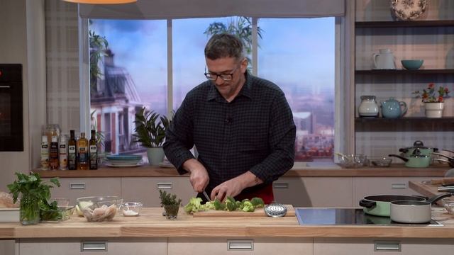 Рыбное рагу с креветками и салат с брокколи, беконом и изюмом | Дежурный по кухне смотреть онлайн