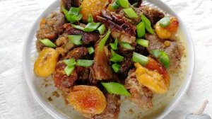 Ароматное мясо.
БАРАНИНА В ТОМАТНОМ СОУСЕ С СУХОФРУКТАМИ