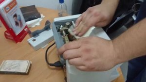 Как прочищать счетную машинку чтоб обсчитаться кассиру слипшимися купюрами или ветхими комиссия не