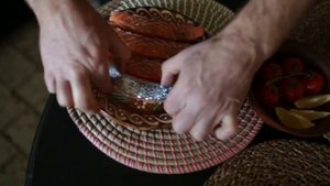 Нежнейший жаренный лосось на шпинатной подушке в сливочном соусе. Медитеранский рецепт.