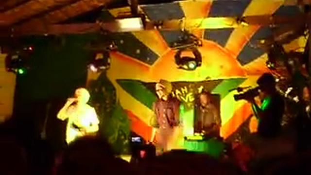 Jukka Poika,Pekka e Dj Andor- Hän Haluu Huussin.AVI смотреть онлайн