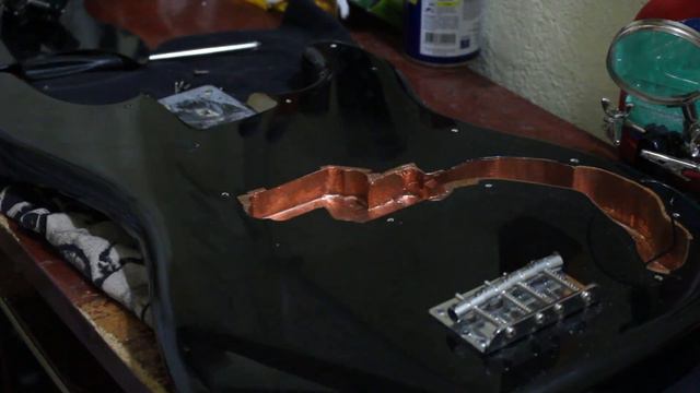 PINTAR INSTRUMENTOS COM TINTA A ÓLEO? Restauração Baixo SX | O Músico смотреть онлайн