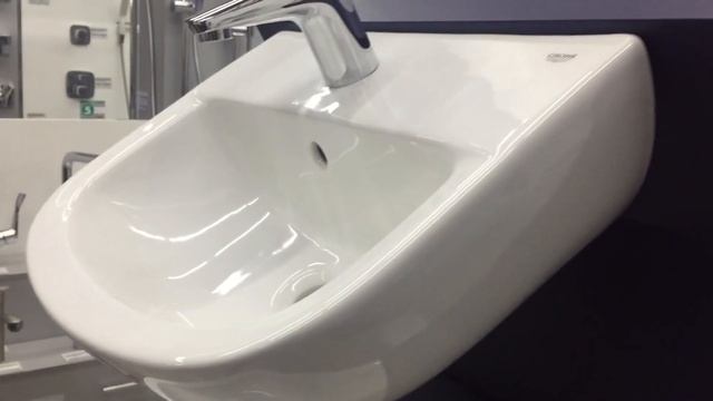Видео обзор керамической раковины 45 см Grohe Bau Ceramic 39424000 смотреть онлайн