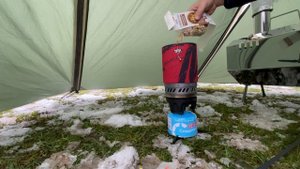 Один живу у реки в палатке с печкой