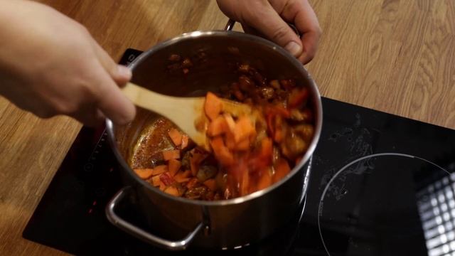 Веганский гуляш с сейтаном - классический рецепт для вегетарианцев - справится даже новичок!