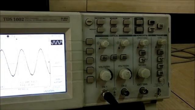 How to measure amplitude and frequency of a signal using DSO Digital Storage Oscilloscope смотреть онлайн