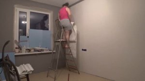 Сама делаю ремонт. Клею обои.