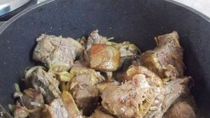 Утка, жаренная кусочками на сковороде
