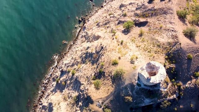 Чобан-Куле (Крым, Морское) с высоты птичьего полета (съемка с дрона 1440p). Август 2020