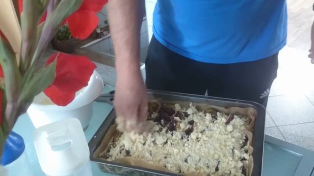 Пирог со сливами готовит даже мужчина. смотреть онлайн