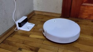 Пылесос Xiaomi MI robot G1 сошел с ума.