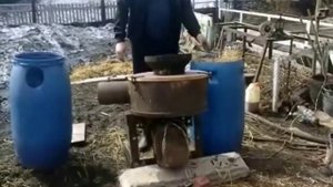 Самая простая соломорезка из того что было под рукой.