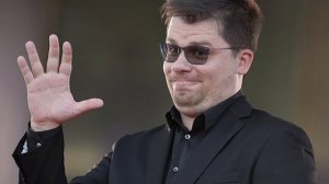 Харламов впервые озвучил причину расставания с Асмус и показал неизвестную девушку в своей квартире