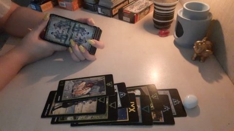 "Есть ли влияние бывшего партнёра на вашу личную жизнь?" #тароонлайн