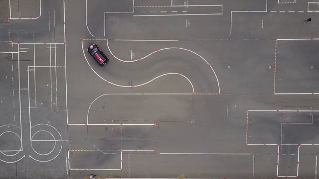 Видео упражнений на автодроме. Парковка 90 градусов автодром. Гараж экзамен на автодроме. Схема заезда в гараж на автодроме. Параллельная парковка схема с конусом.