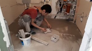 Самодельная метлахская плитка в мозаике Пенроуза на полу ванной комнаты