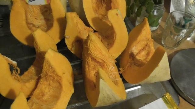 Из тыквы можно сделать много блюд. А сколько семян можно извлечь, когда вы разделываете тыкву? смотреть онлайн