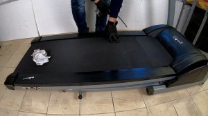 Как смазывать беговую дорожку с помощью масленки ТМ Sportremont. Смазка полотна беговой дорожки.