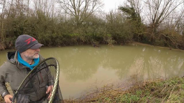 Simple Small River Float Fishing With Bread - Roving With The Stick Float - 29/2/24 (Video 477) смотреть онлайн