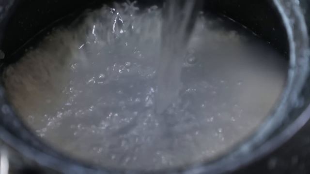 婷婷带着小拾妹去摘荷叶，拿回家熬粥喝，思雨这个憨憨还不知道荷叶熬粥是不吃荷叶的【幺妈和幺叔】 смотреть онлайн