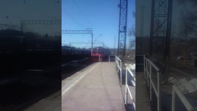 Кузнечное. Электропоезд идёт на посадку