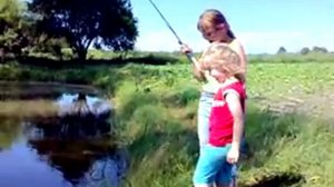 девочки ловят рыбу.mp4