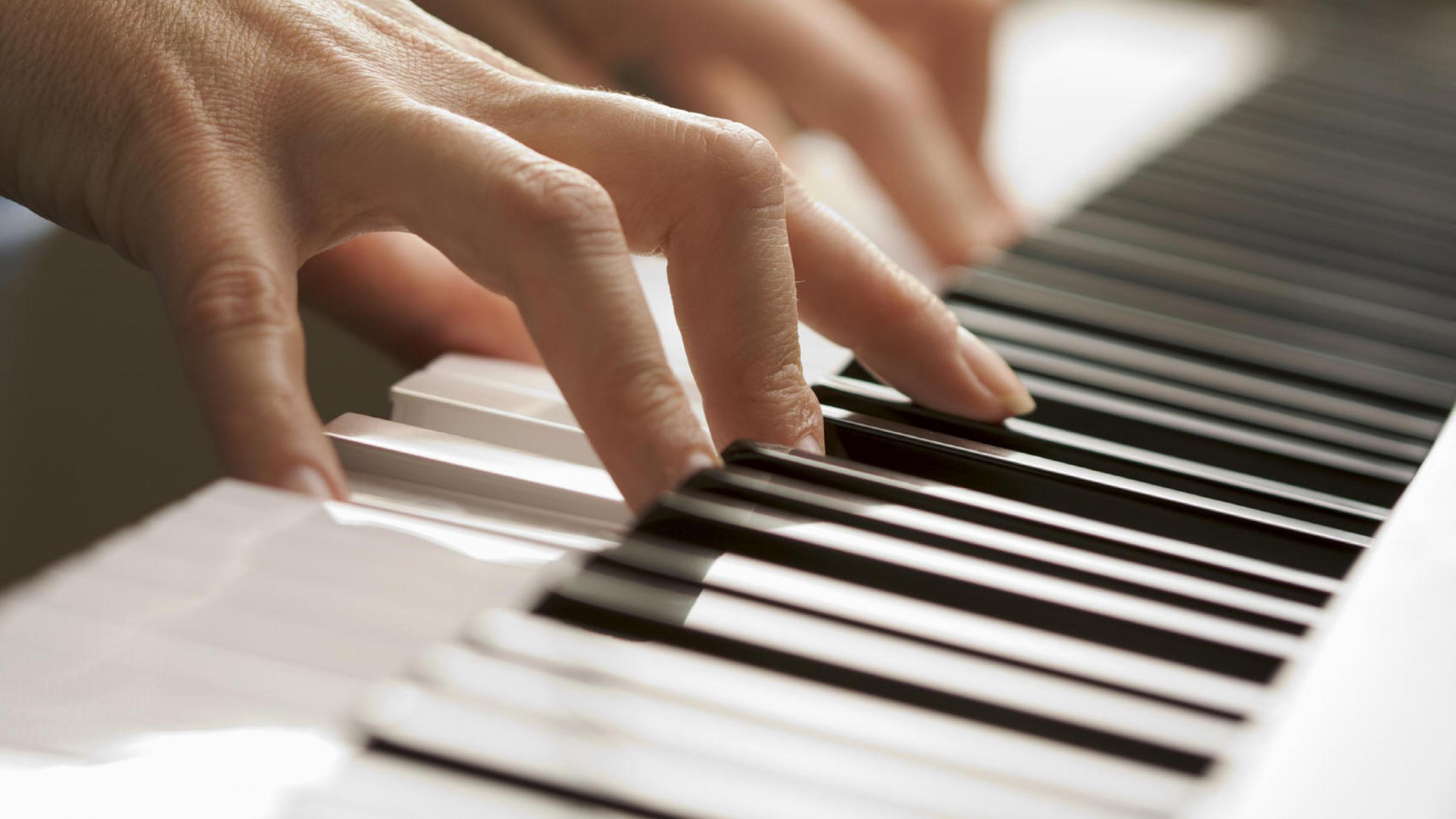 Мелодия для пения. Руки на клавишах пианино. Игра на фортепьяно. Игра на рояле. Уроки фортепиано.