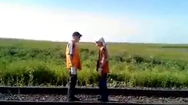 Лютая разборка на ЖД !!! смотреть онлайн