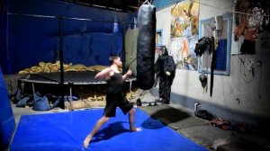 тренировка с грушей вертушки удары. Тренировка-отработка ударов ногами и руками по не большому меш