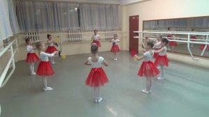 Музыкально-ритмический этюд с флажками исполняет подготовительная группа ЕДШИ 4 "АртСозвездие"