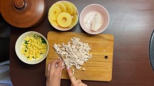 Салат из куриной грудки и ананасов.
