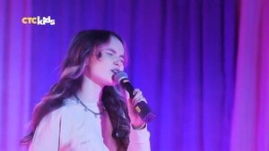 Арина Данилова поёт песню «Ромашки» на Шоу Насти и Вовы