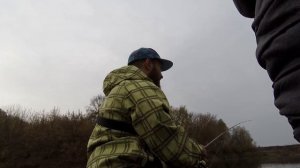 Кум всех порвал! Твичинг в октябре! Рыбалка на спиннинг воблерами осенью на малой реке! Сейм.