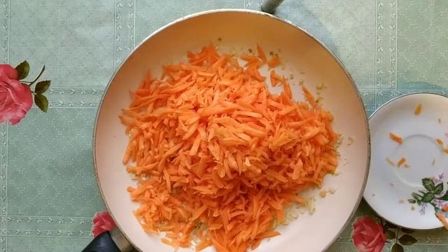 Минтай с рисом на сковороде