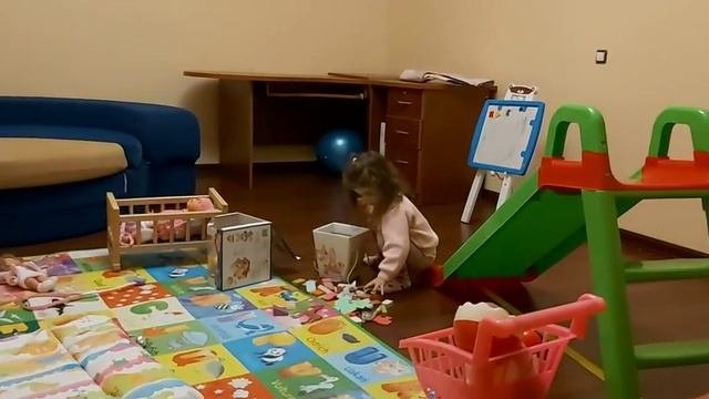ДАНА ИГРАЕТСЯ В ДЕТСКОЙ КОМНАТЕ СО СВОИМИ ИГРУШКАМИ И ОБЩАЕТСЯ  С МАМОЙ