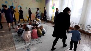 Танец-игра детей с мамами "Прятки с мамочкой"