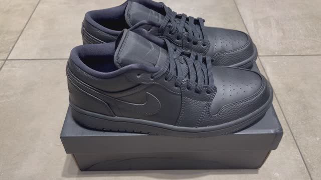Jordan 1 Retro Low Triple Black 553558-091 смотреть онлайн