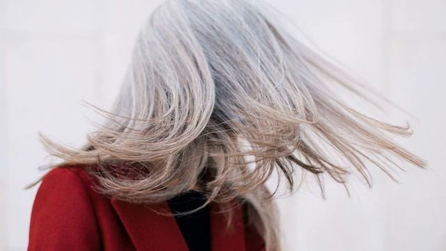 Время целует волосы смотреть онлайн